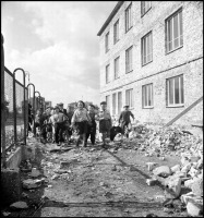Неаполь - Польша, 1948 год - Школьники, идущие среди остатков местных развалин