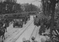 Варшава - Немецкие артиллеристы на параде в Варшаве 6 октября 1940 года