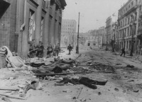 Варшава - Тело убитого жителя Варшавы и группа немецких солдат на Сенаторской улице