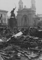 Варшава - Немецкие солдаты разбирают трофейное оружие и амуницию на площади Красинских в Варшаве