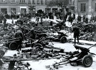 Варшава - Сборный пункт трофейного оружия, организованный немцами на одной из улиц в Варшаве