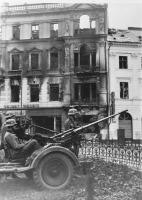 Варшава - Расчет немецкого артиллерийского орудия на позиции на площади Оперы в Варшаве