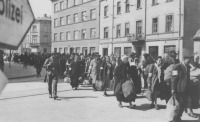 Краков - Солдаты СС конвоируют колонну польских евреев во время ликвидации Краковского гетто