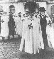  - Деникин (справа) после приема румынским монархом Каролем.