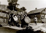 Беларусь - Еврейская семья, члены которой помечены желтой звездой, направляется в гетто