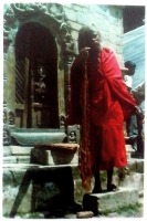 Непал - Религиозный фанатик садху на пороге храма