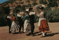 Португалия - Танцоры в народных костюмах на фоне гор в Алгарви