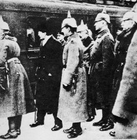 Брест - Л. Лев Троцкий приветствует немецких офицеров в Брест-Литовске,