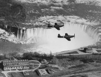 Авиация - Пара истребителей  P-63 «Кингкобра» над Ниагарским водопадом