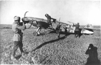 Авиация - Красноармейцы берут в плен летчика сбитого немецкого самолета Мессершмитт Bf.109