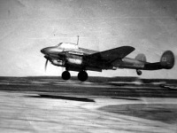 Авиация - Советский самолет-разведчик Пе-2Р из 47-го отдельного гвардейского разведывательного авиаполка (ОГРАП) взлетает с аэродрома.