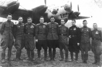 Авиация - Экипаж бомбардировщика Пе-8 №4214 у своего самолета