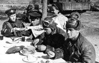 Авиация - Советские летчики из состава ВВС Северного флота обедают