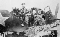 Авиация - Советские авиатехники ремонтируют двигатель истребителя  Р-39 