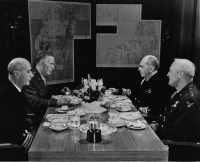 Авиация - Американские высшие офицеры на совещании о доставке грузов по ленд-лизу в СССР через Аляску и Чукотку