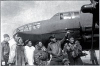 Авиация - Командир 2-го перегоночного авиаполка А.Г.Мельников показывает самолёт В-25 на аэродроме в Уэлькале. Алсиб, 1942-1945