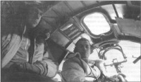 Авиация - Советские лётчики в кабине бомбардировщика В-25 