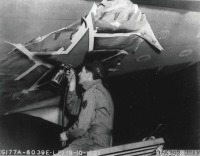 Авиация - Нанесение советских опознавательных знаков на самолёты на одном из авиазаводов США. 1942-1945