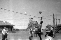 Авиация - 4 ПАП. В минуты отдыха - волейбол. Якутск, 1943-1945