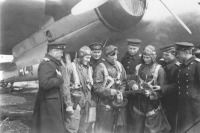 Авиация - Бомбардировщик БС. Экипаж ст.лейтенанта М.Г.Додонова у своего самолёта на о.Сахалин. Август 1945
