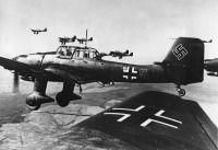 Авиация - Строй немецких пикирующих бомбардировщиков «Юнкерс Ю-87» в полете (1940 г.).