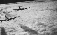 Авиация - Бомбардировка сквозь облака по радару группой самолетов 