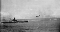 Авиация - Японский бомбардировщик атакует американский военный корабль