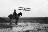 Авиация - Немецкий кавалерист наблюдает за взлетающим самолетом
