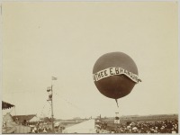 Авиация - Воздушный шар с рекламой Чай Е. Брандсма над ярмарочной площадью в Амстердаме