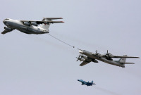 Авиация - Ил-78М производит дозаправку бомбардировщика-ракетоносца Ту-95МС