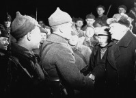 Финляндия - Бойцы и командиры беседуют с жителями г. Териоки