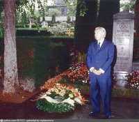 Лозанна - Bois-de-Vaux Cemetery. J.A.Samaranch near the grave of Pierre de Coubertin