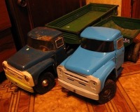 Игрушки - Самосвал и грузовик.