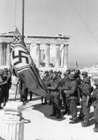 Афины - Германские солдаты поднимают флаг над Акрополем в Афинах (30 апреля 1941)