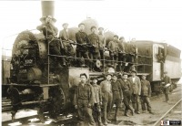 Железная дорога (поезда, паровозы, локомотивы, вагоны) - Работники депо Балашов у паровоза после коммунистического субботника.