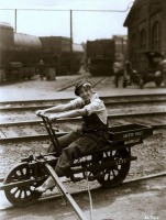 Железная дорога (поезда, паровозы, локомотивы, вагоны) - Девушка на ручной дрезине.