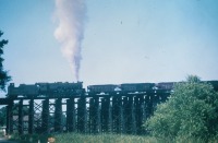 Железная дорога (поезда, паровозы, локомотивы, вагоны) - Паровоз PRR 4462 типа 1-5-0 с составом хопперов на мосту.