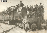 Железная дорога (поезда, паровозы, локомотивы, вагоны) - Красноармейцы одного из  батальонов Юго-Восточного фронта в полувагоне американской постройки.