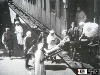 Железная дорога (поезда, паровозы, локомотивы, вагоны) - Посадка раненых в вагон санитарного поезда на ст.Череповец-I.Вологодская область.