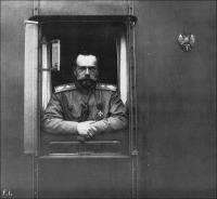 Железная дорога (поезда, паровозы, локомотивы, вагоны) - Николай II в окне вагона императорского поезда.