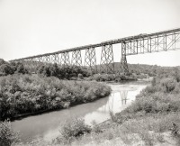Железная дорога (поезда, паровозы, локомотивы, вагоны) - Поезд на мосту через р.Де-Мойн,штатАйова,США