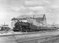 Железная дорога (поезда, паровозы, локомотивы, вагоны) - Немецкий паровоз 57 2430 с эшелоном на вокзале в Киеве