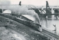 Железная дорога (поезда, паровозы, локомотивы, вагоны) - Паровоз-стримлайнер с поездом близ Миннеаполиса,США