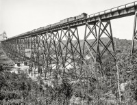 Железная дорога (поезда, паровозы, локомотивы, вагоны) - Поезд на мосту через р.Де-Мойн,штат Айова,США