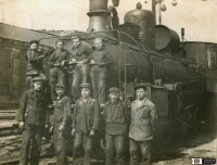 Железная дорога (поезда, паровозы, локомотивы, вагоны) - Бригада ремонтников и учащиеся ЖУ-2 у паровоза серии Ов