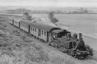 Железная дорога (поезда, паровозы, локомотивы, вагоны) - Танк-паровоз серии 98 886 с поездом близ города Saale,Германия