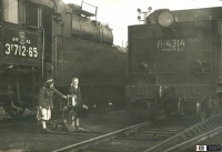 Железная дорога (поезда, паровозы, локомотивы, вагоны) - Стрелочницы у паровозов Эу712-65 и Л-4314 в депо Челябинск