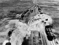 Железная дорога (поезда, паровозы, локомотивы, вагоны) - Бомбардировка железнодорожной станции во время Корейской войны