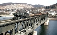 Железная дорога (поезда, паровозы, локомотивы, вагоны) - Грузовой поезд на мосту через реку Мозель