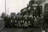 Железная дорога (поезда, паровозы, локомотивы, вагоны) - Памятное фото у паровоза ИС20-156